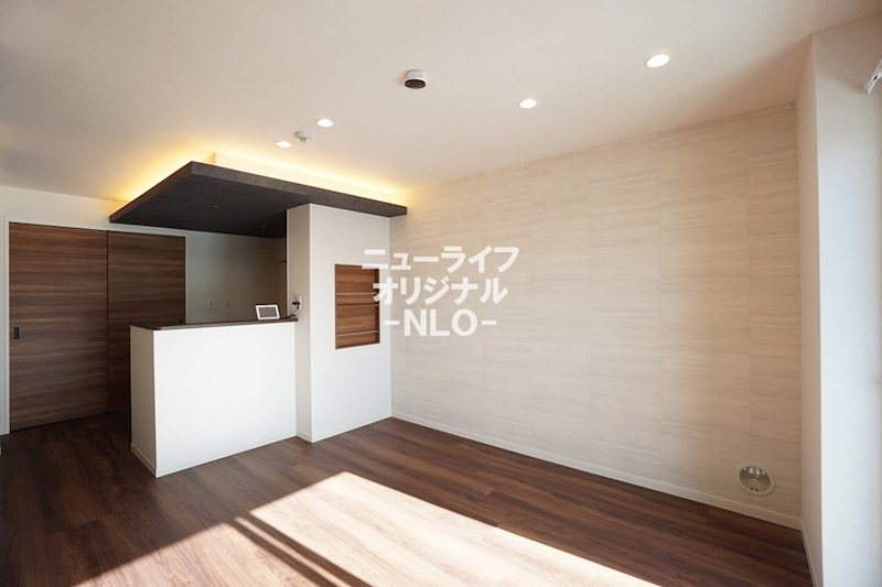 居室・リビング　アクセントクロスと間接照明がおしゃれな雰囲気のリビング☆