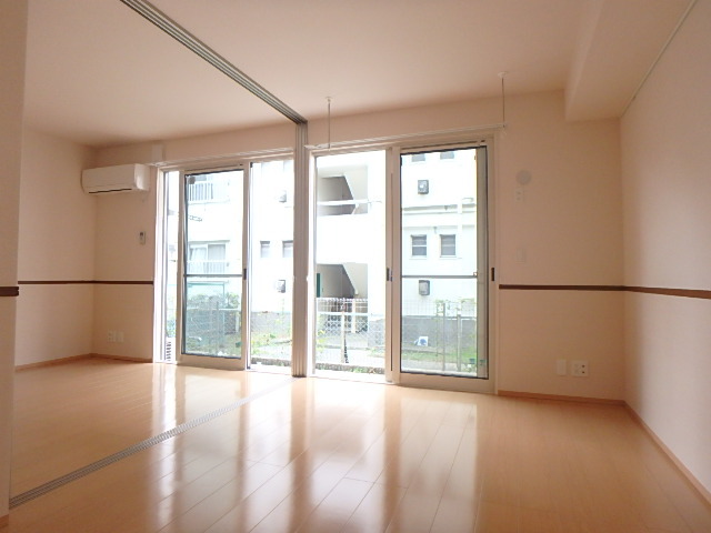 居室・リビング　明るいお部屋です。