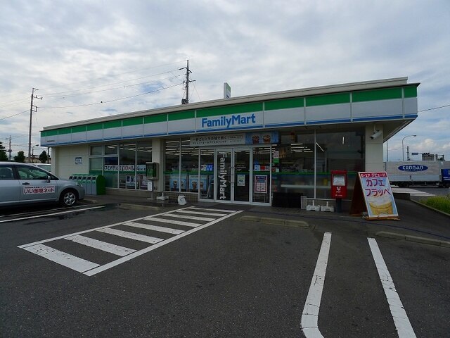 コンビニ　ファミリーマート（コンビニ）まで900m