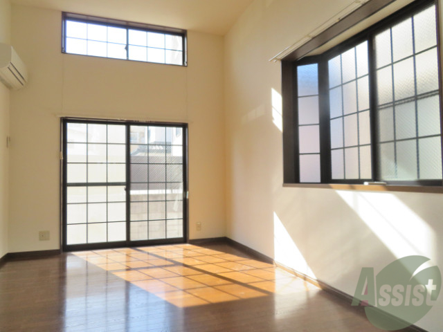 居室・リビング　リビングは日当たりも良くお部屋を明るく照らしてくれますね。