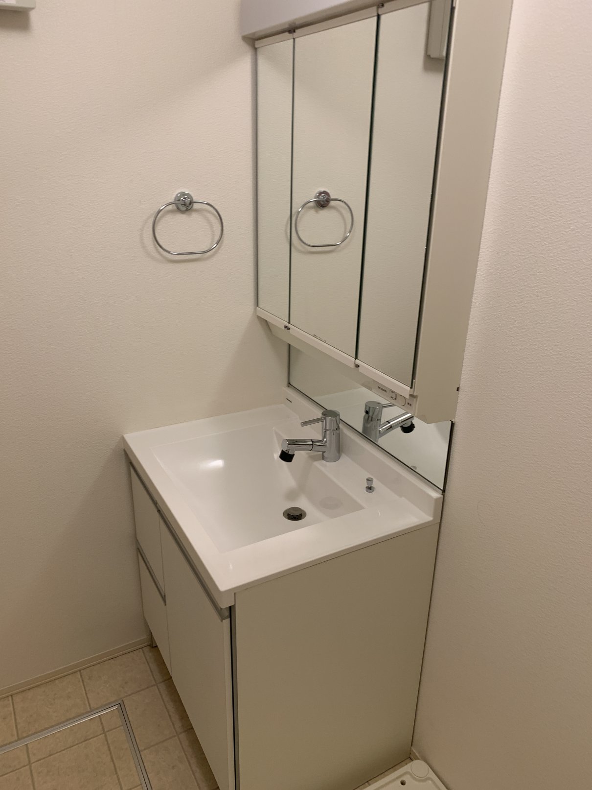 洗面設備　忙しい朝に嬉しい洗髪洗面化粧台付