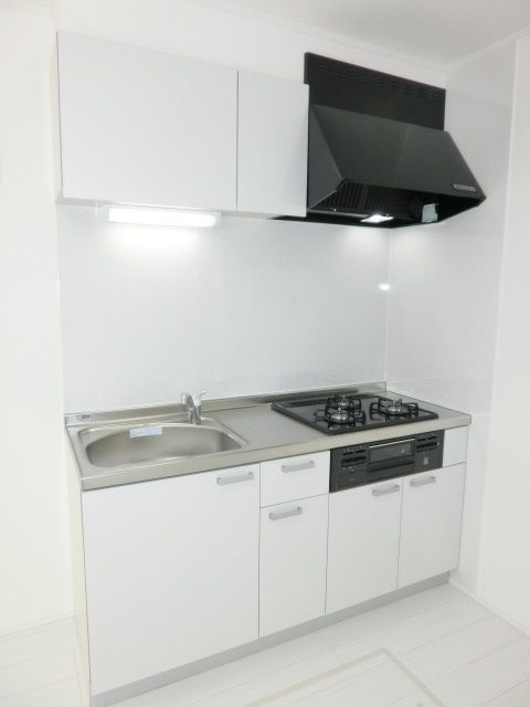 キッチン　３口コンロ付きのシステムキッチンです