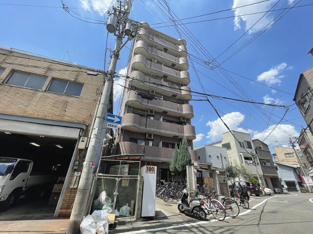 大阪市生野区小路のマンションの建物外観