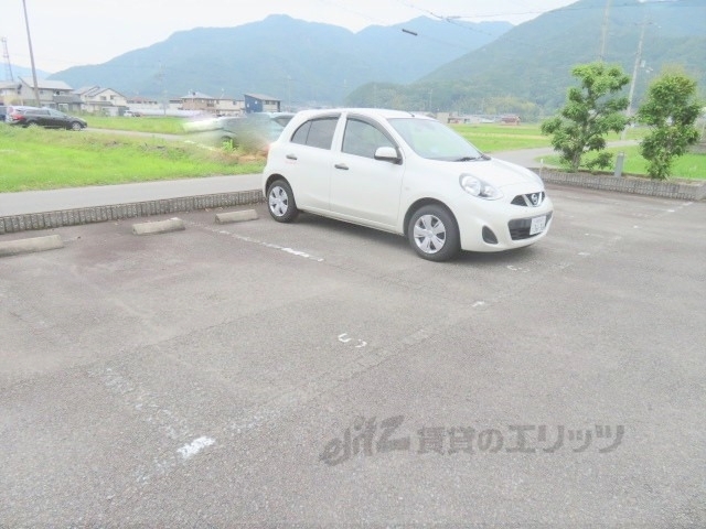 【丹波市柏原町南多田のマンションの駐車場】