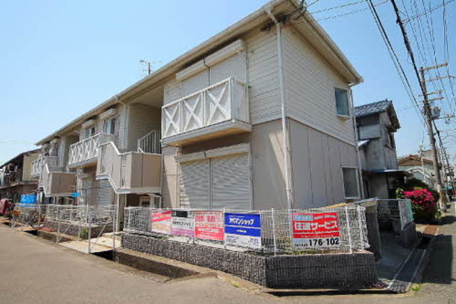 岸和田市上野町西のアパートの建物外観