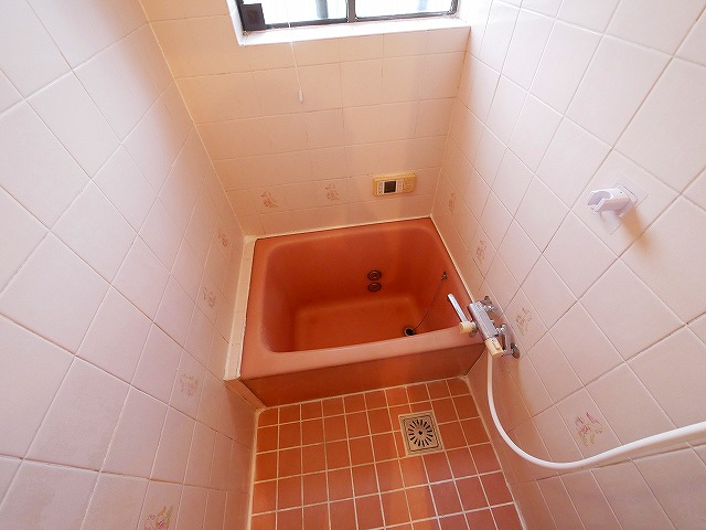 バス・シャワールーム　コンパクトで使いやすいお風呂です