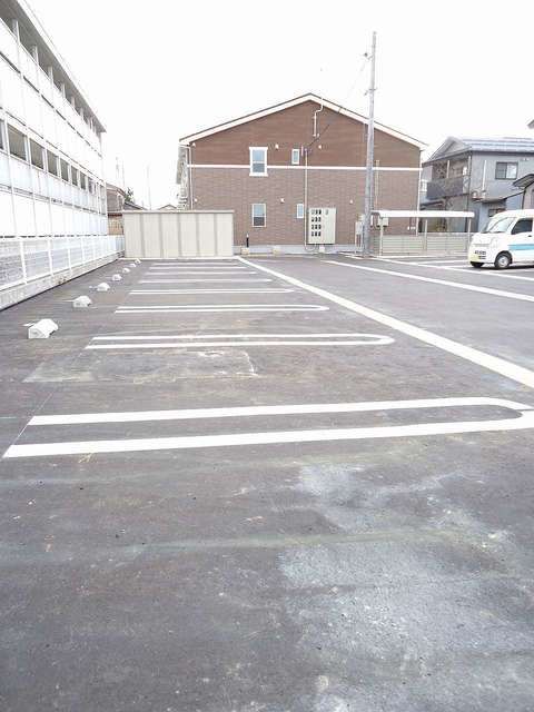 【見附市学校町のアパートの駐車場】