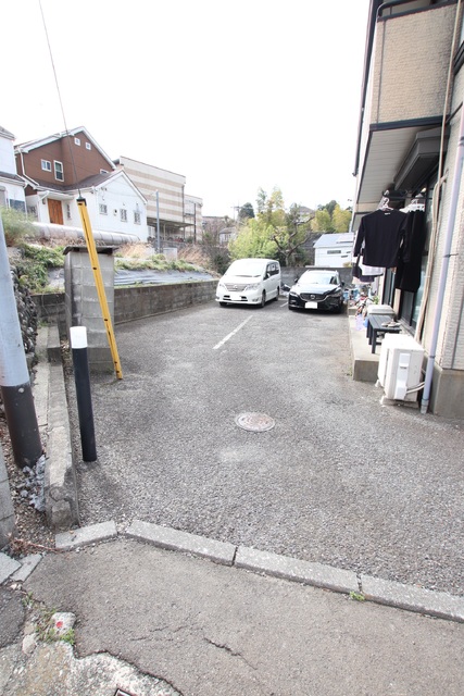 【横浜市港北区小机町のアパートの駐車場】