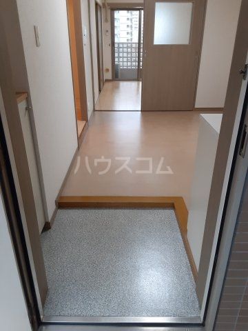 【勝山ビルの玄関】