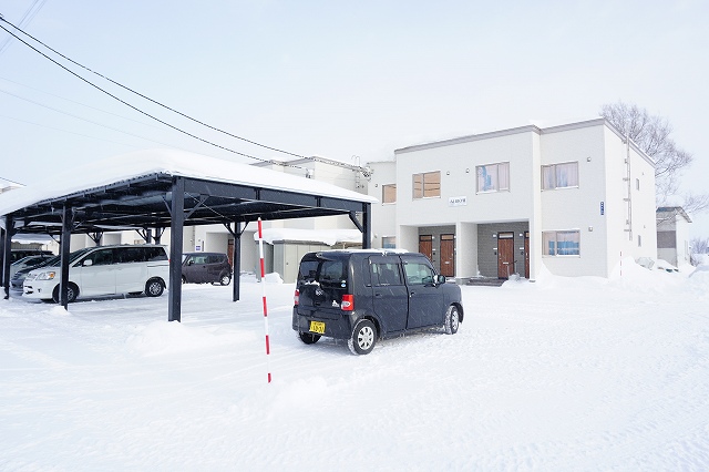 【上川郡比布町新町のアパートの駐車場】