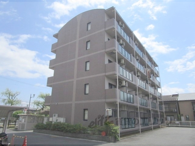 大津市本堅田のマンションの建物外観