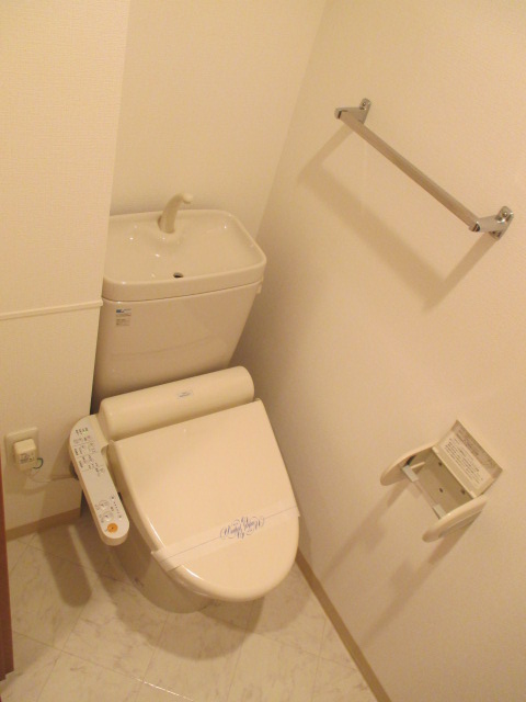 地下鉄七隈線 渡辺通駅 徒歩5分 11階建 築24年のトイレ写真