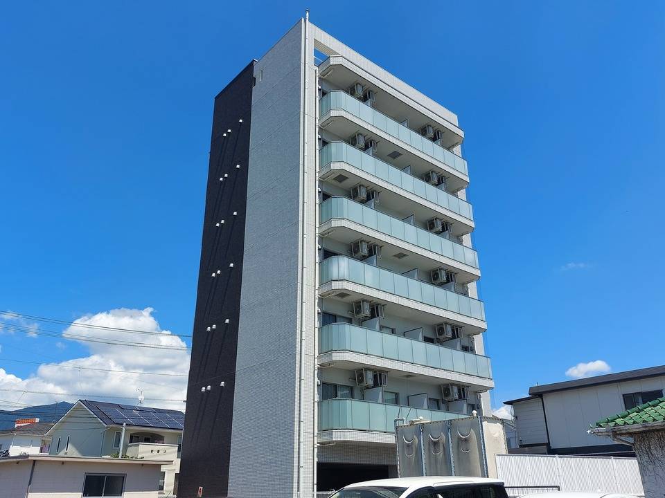 東温市横河原のマンションの建物外観