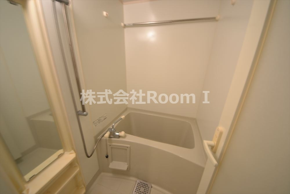 バス・シャワールーム　コンパクトで使いやすいお風呂です