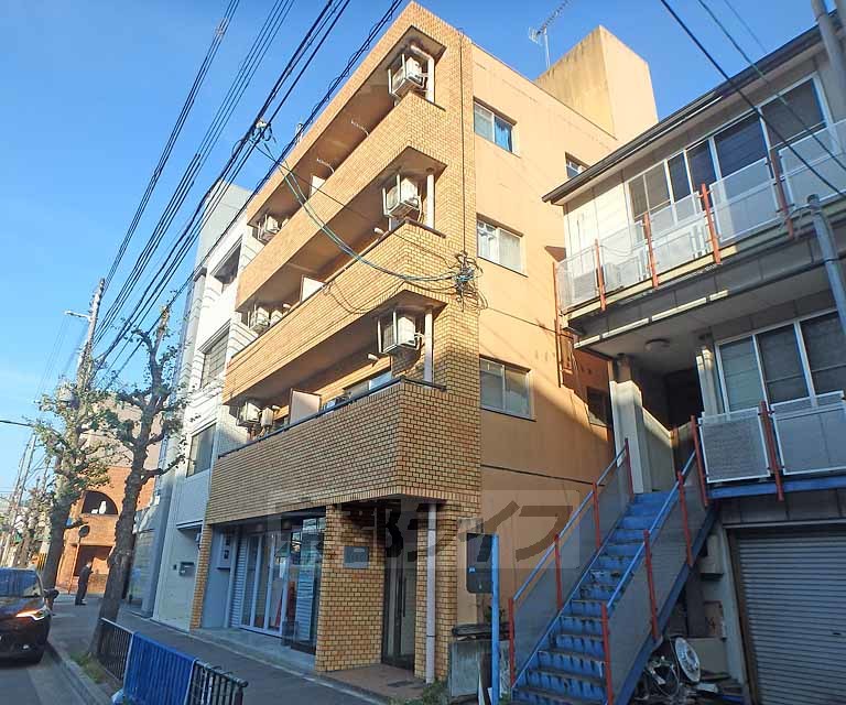 【京都市左京区鹿ケ谷西寺ノ前町のマンションの建物外観】