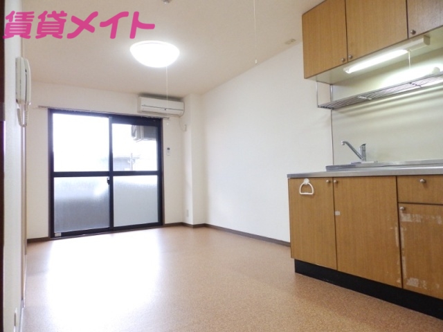 居室・リビング　同物件別室のものです