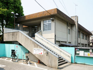 【調布市西つつじケ丘のマンションの図書館】