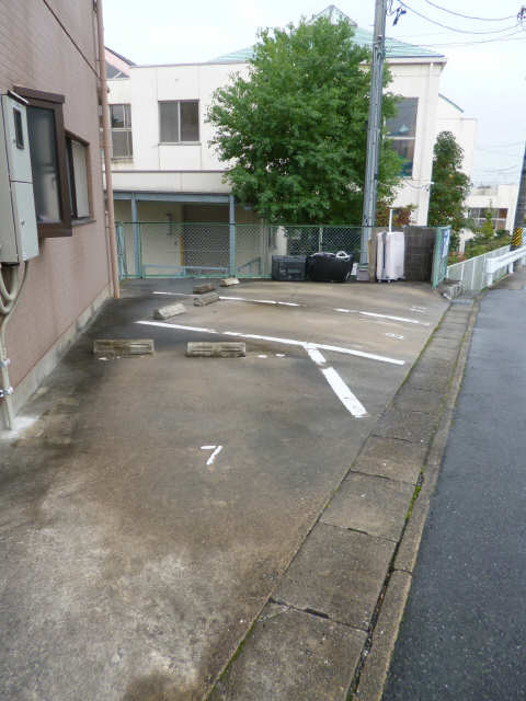 【メゾン南富士松の駐車場】