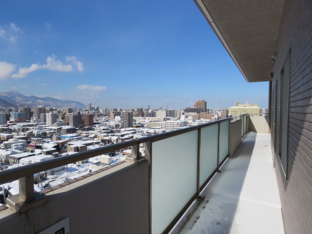 【札幌市中央区南八条西のマンションのバルコニー】