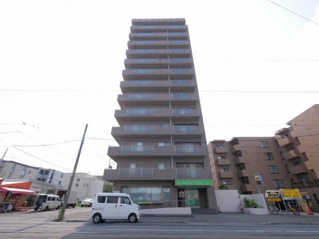 札幌市中央区南八条西のマンションの建物外観