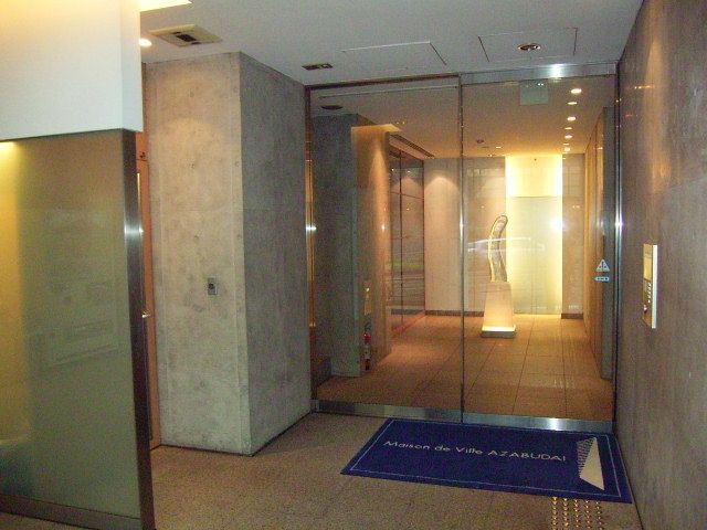 【港区麻布台のマンションのエントランス】