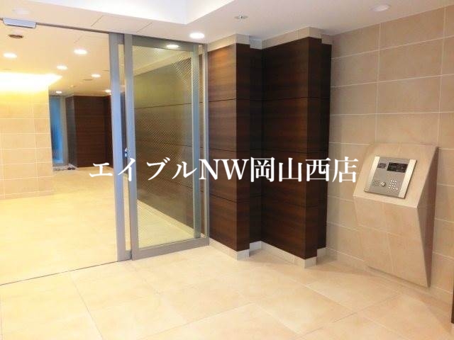 【岡山市北区内山下のマンションのエントランス】