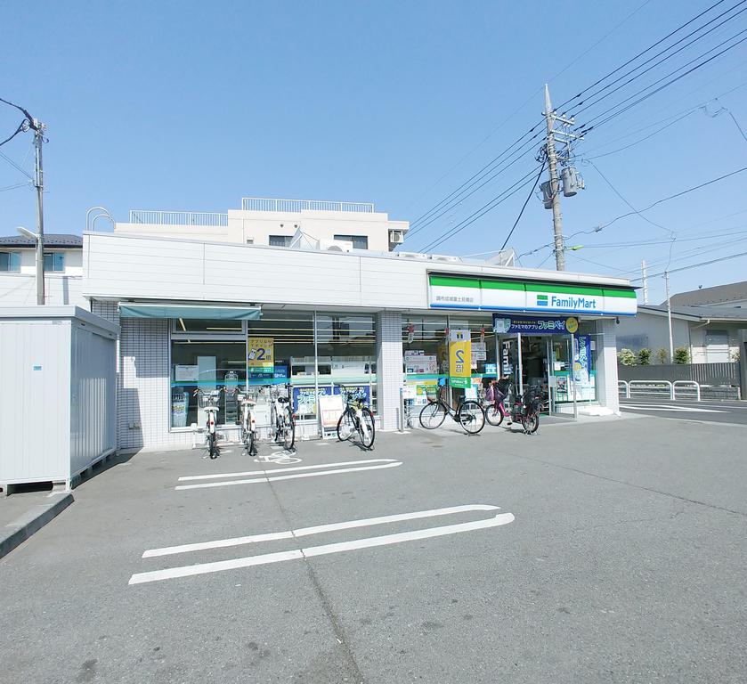 コンビニ　ファミリーマート調布成城富士見橋店（コンビニ）まで320m