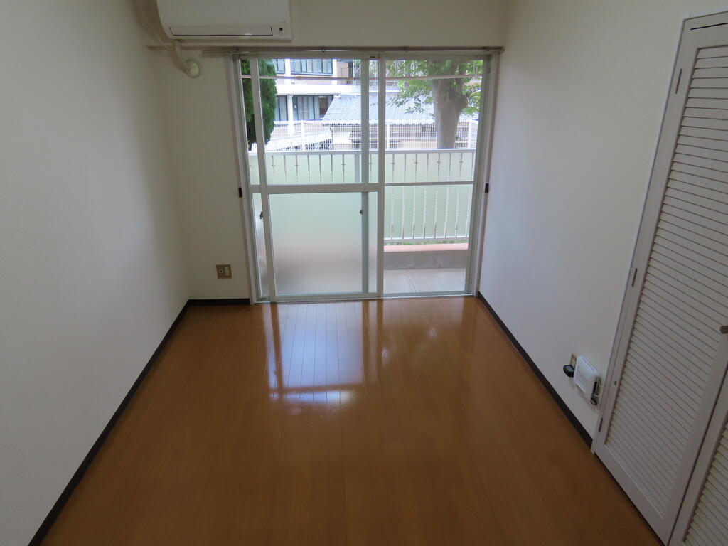 居室・リビング　別号室の写真になります