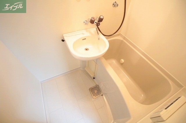 バス・シャワールーム　洗面台付き浴室