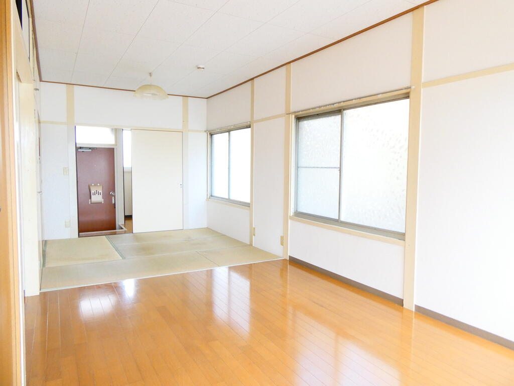 山栄アパートの居間写真