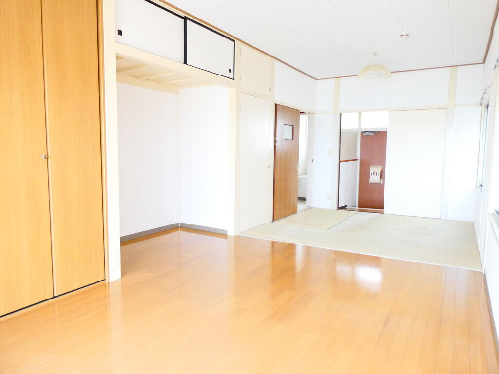 山栄アパートの居間写真