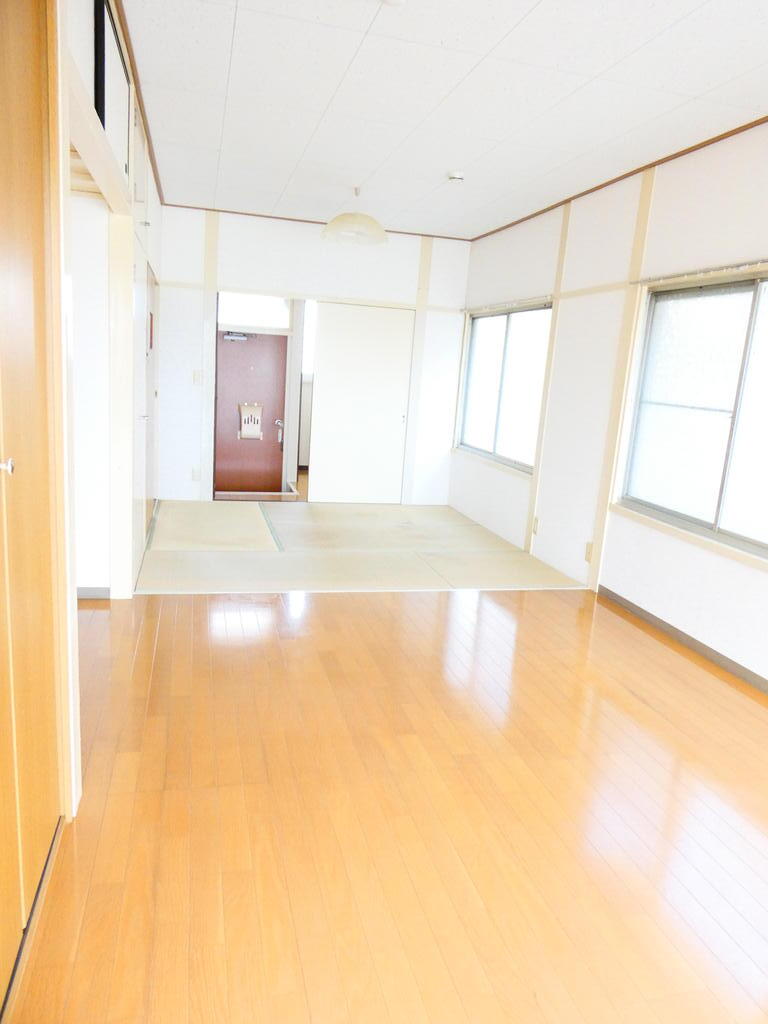 山栄アパートの居間写真