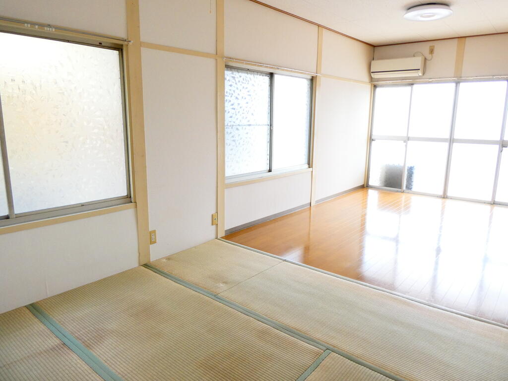 山栄アパートの居間写真