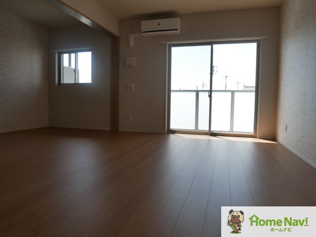 居室・リビング　南向きで日当たり良好です。エアコン付