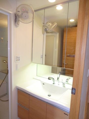 洗面設備　３面鏡付シャンプードレッサー