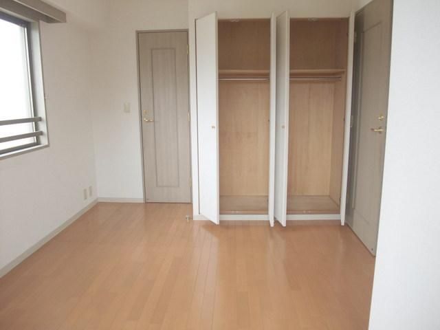 居室・リビング　☆２面採光☆たっぷり収納☆