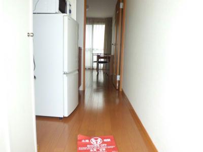 玄関　光沢のあるフローリングが素敵な玄関。