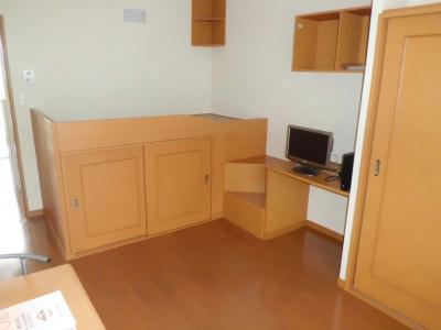 居室・リビング　ベッドの下は収納になっています。