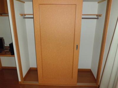 収納　コートも掛けられるクローゼット。