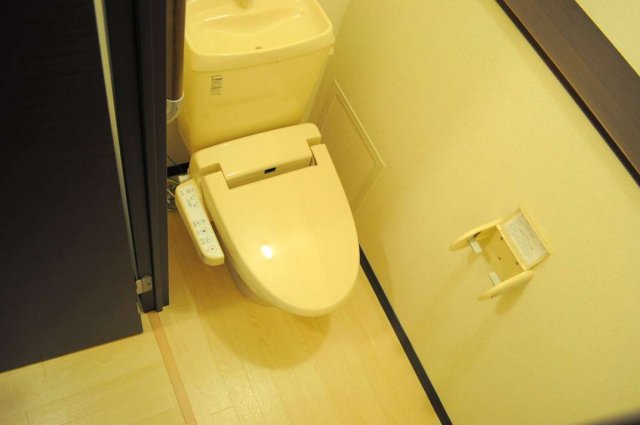 トイレ　温水便座つきでトイレ内も十分な広さです！