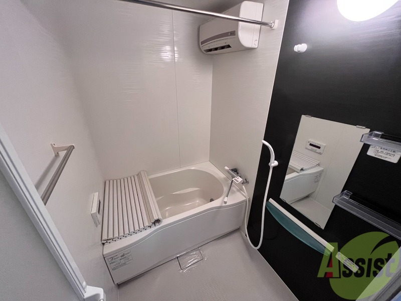 バス・シャワールーム　浴槽付きのお風呂です。ここで一日の疲れを癒しましょう。