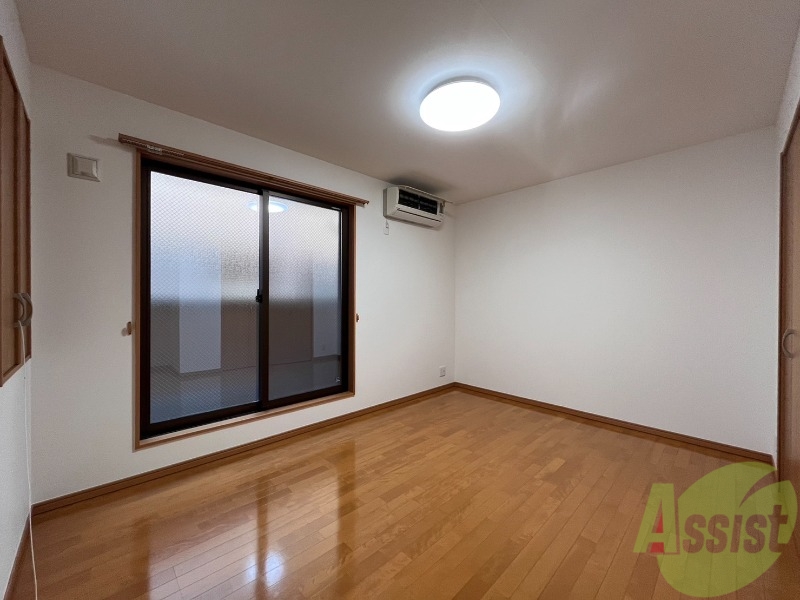 居室・リビング　こちらは階段を上がった２階の７．２帖の洋室です。