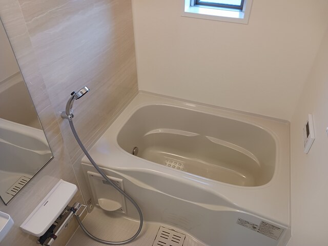 バス・シャワールーム　追い焚き、浴室乾燥付き、窓あり