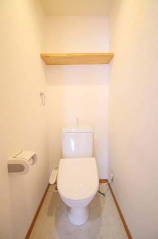 トイレ　落ち着いた色調のトイレです