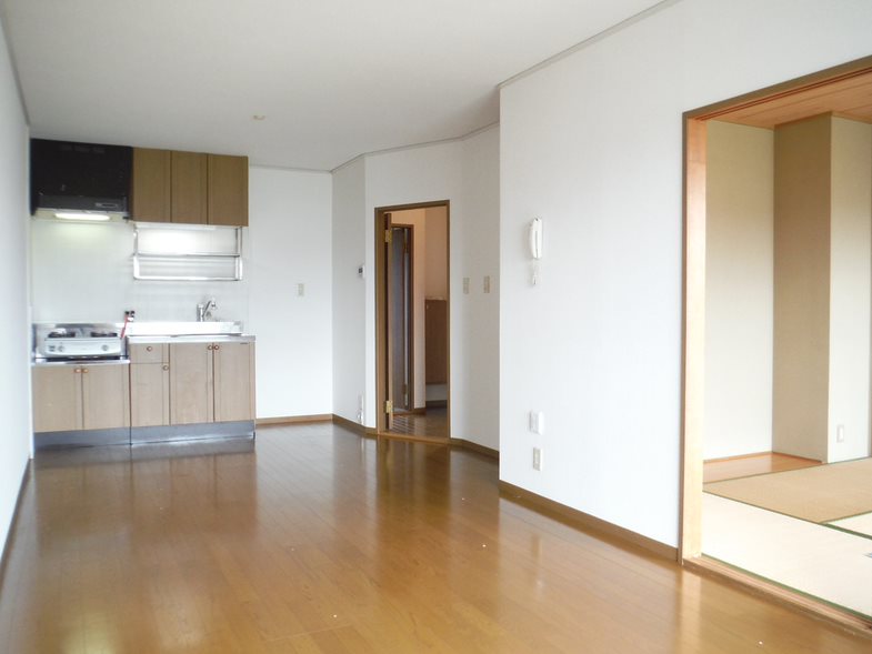 居室・リビング　こちらの居間で趣味の時間をお楽しみください