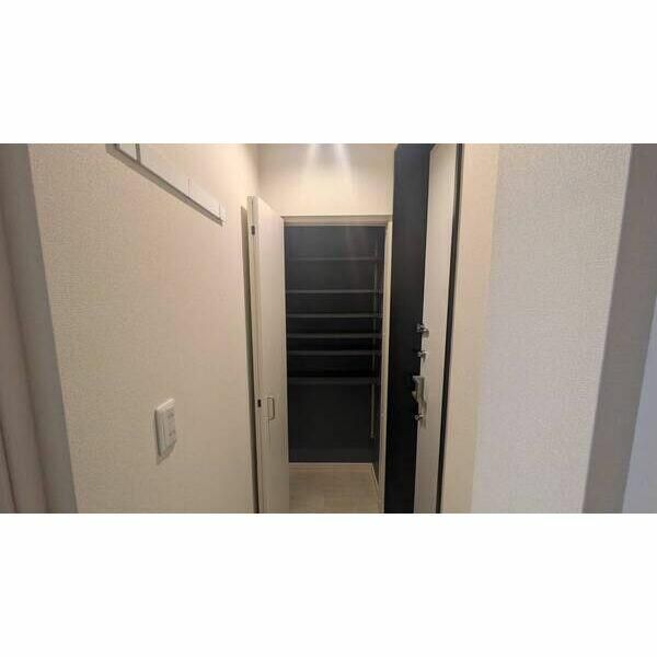 玄関　＊写真は同タイプ住戸です。