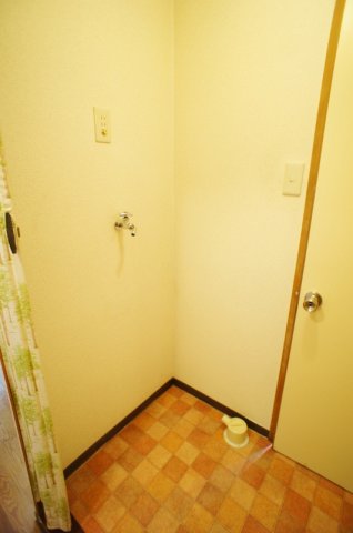 洗面設備　明るい洗面所です