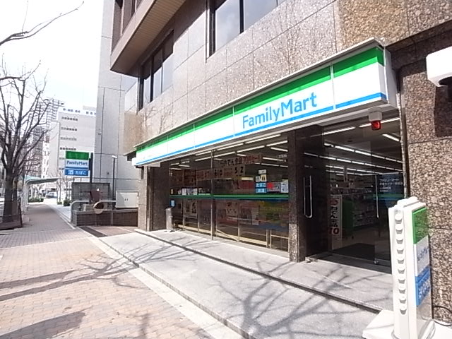 コンビニ　ファミリーマート（コンビニ）まで216m