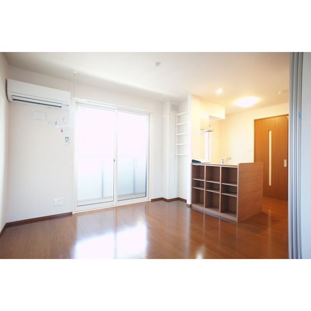 居室・リビング　高い天井の室内で随所に気遣いを感じます☆