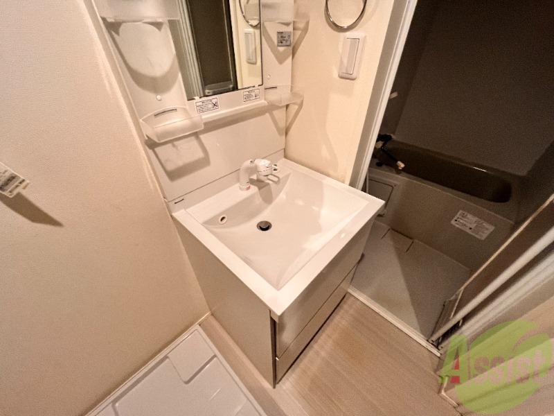 洗面設備　洗面台は独立洗面台です。毎日の身支度が楽しくなりそうですね。